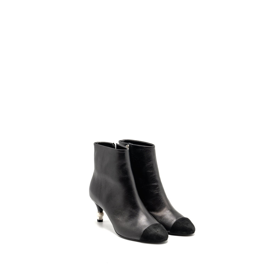 CHANEL INTERLOCKING BOOTS LETTER/PEARL LEATHER BLACK