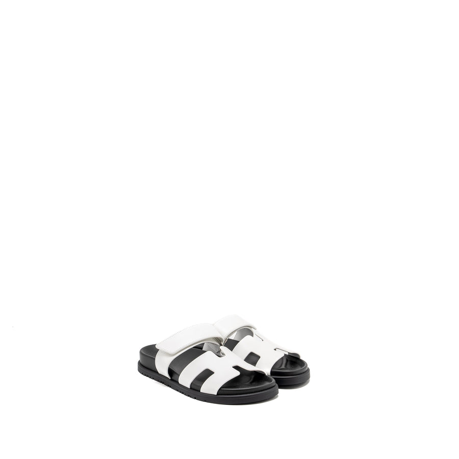HERMES CHYPRE SANDALS CALFSKIN WHITE / BLACK