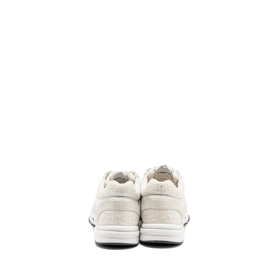 CHANEL CC LOGO SNEAKERS SUEDE LEATHER / TWEED WHITE
