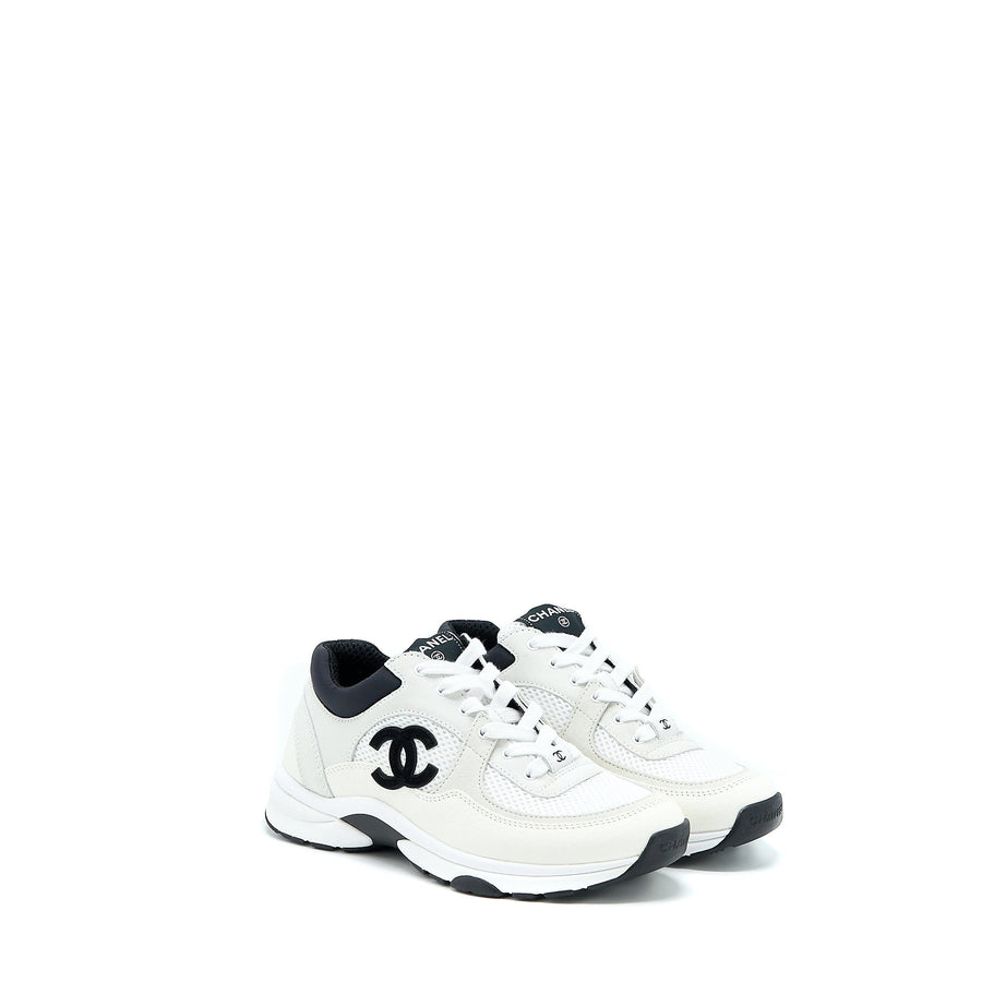 CHANEL CC LOGO SNEAKER CALFSKIN/SUEDE BLACK/WHITE