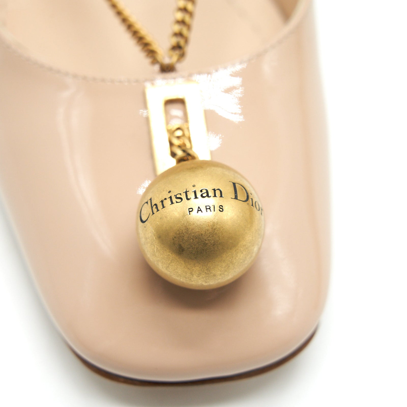 CHRISTIAN DIOR PATENT LEATHER PUMPS IN BEIGE